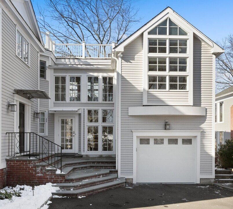 84 Indian Harbor Dr in Greenwich, CT - Building Photo