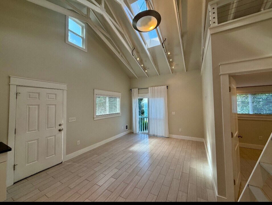 6537 Beach Dr SW in Seattle, WA - Foto de edificio