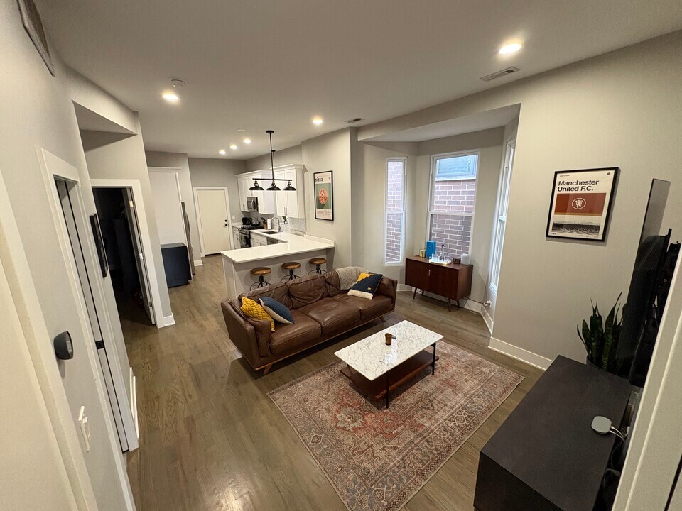 1933 W Ohio St, Unit 2 in Chicago, IL - Building Photo