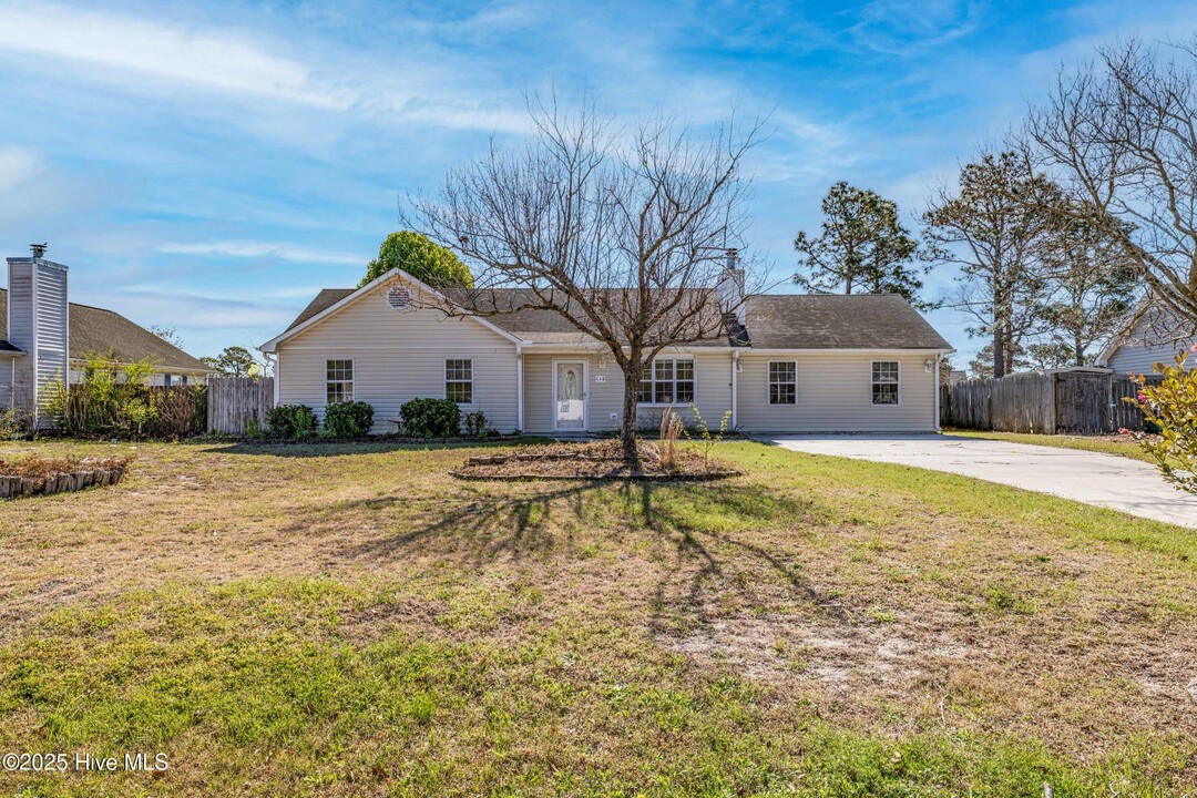 112 Dayrell Dr in Hubert, NC - Building Photo