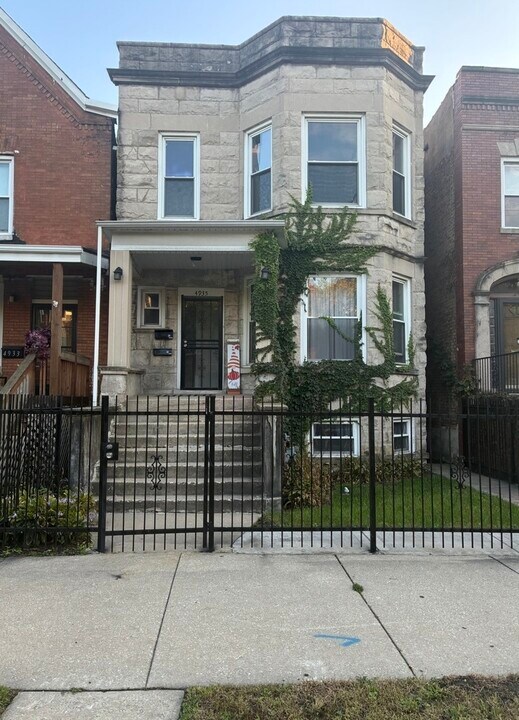 4935 W Washington Blvd in Chicago, IL - Building Photo