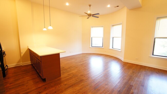 2840 N Albany Ave, Unit 2836-2 in Chicago, IL - Building Photo - Building Photo