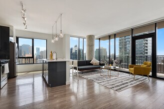 833 N Clark St in Chicago, IL - Foto de edificio - Building Photo