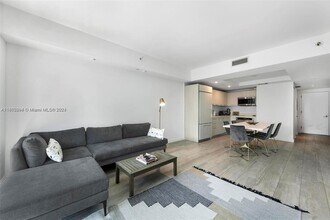 45 SW 9th St in Miami, FL - Building Photo - Building Photo