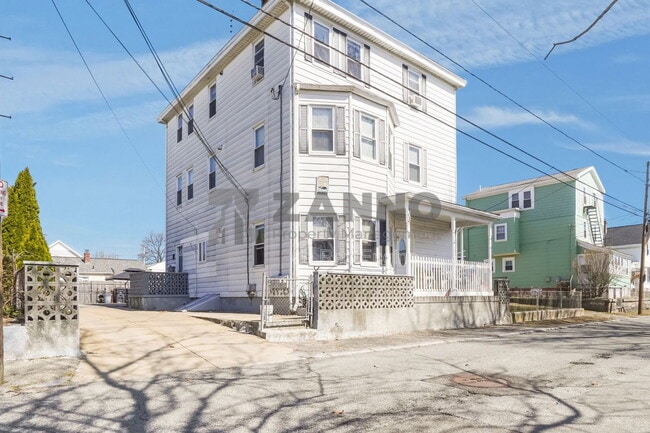 108 Woodward Ave in East Providence, RI - Building Photo - Building Photo