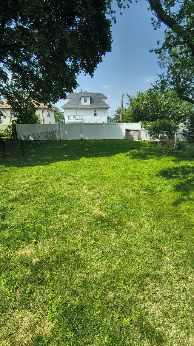 76 Atlantic St, Unit 1 in Winthrop, MA - Foto de edificio - Building Photo