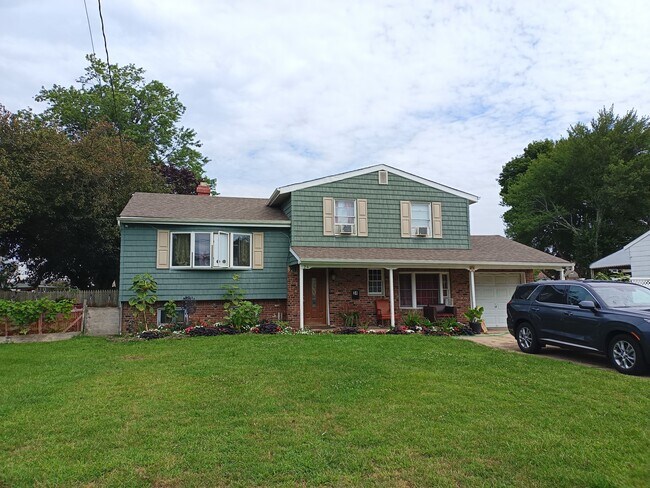 24 Kaymac St in Brentwood, NY - Building Photo - Building Photo