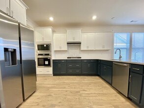 647 Conifer Dr in Thompson's Station, TN - Foto de edificio - Building Photo