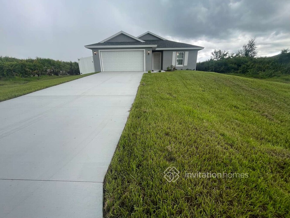 119 Wright Dr in Rotonda West, FL - Building Photo