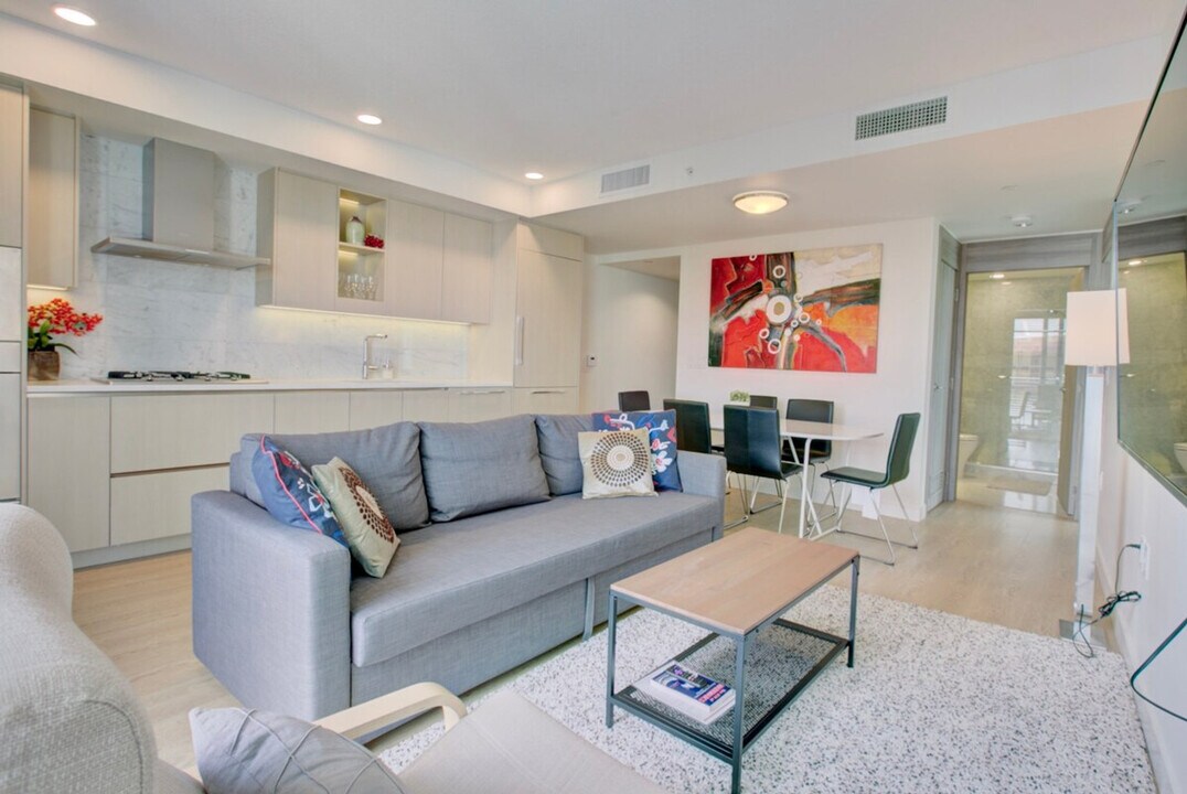 32 Smithe St in Vancouver, BC - Building Photo