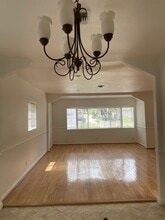 5358 Baza Ave in Woodland Hills, CA - Foto de edificio - Building Photo