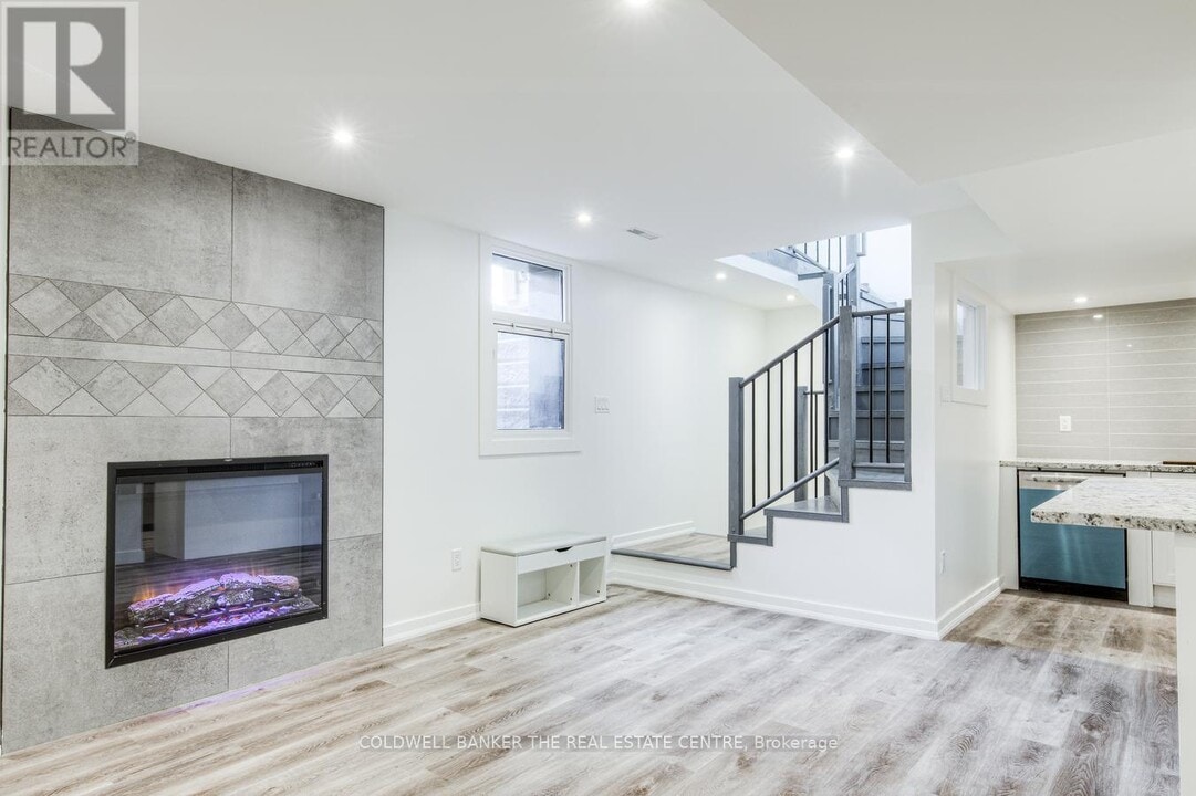 562 Winette Rd in Pickering, ON - Building Photo