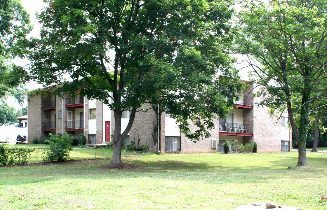 Gwynn Oak Apartments in Gwynn Oak, MD - Foto de edificio