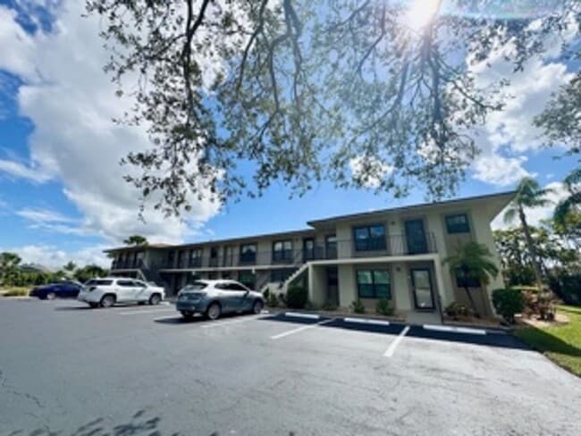 16813 Davis Rd in Ft. Myers, FL - Foto de edificio - Building Photo