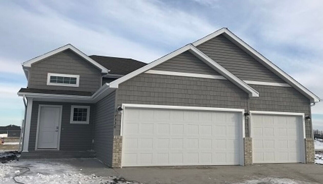 7338 17th St S in Fargo, ND - Foto de edificio
