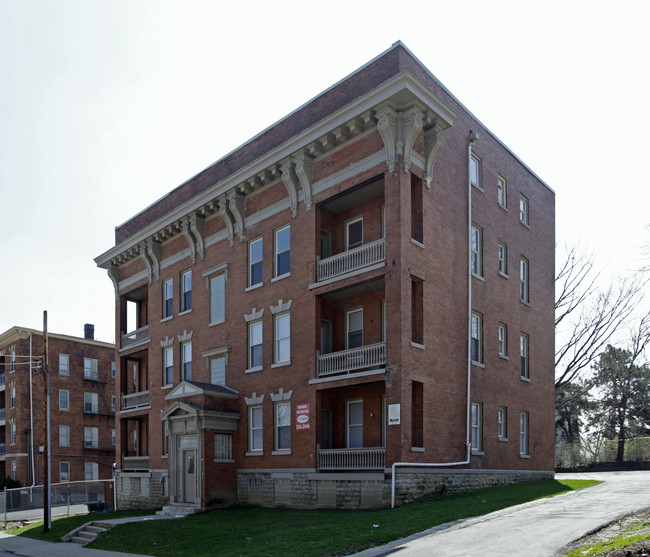 615 Maple Ave in Avondale, OH - Foto de edificio - Building Photo