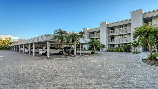 5757 Gulf of Mexico Dr in Longboat Key, FL - Foto de edificio - Building Photo
