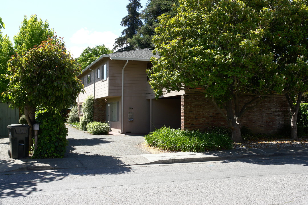 975 Roble Ave in Menlo Park, CA - Building Photo