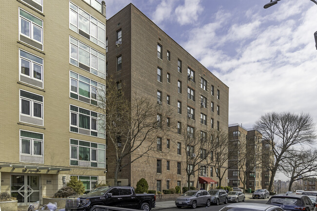 525 W 235th St in Bronx, NY - Foto de edificio - Building Photo