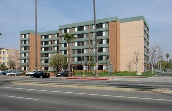15211 Sherman Way in Los Angeles, CA - Building Photo - Building Photo