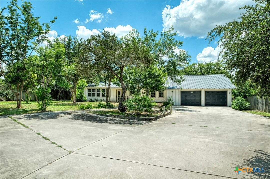 1606 Lone Man Mountain Rd in Wimberley, TX - Building Photo