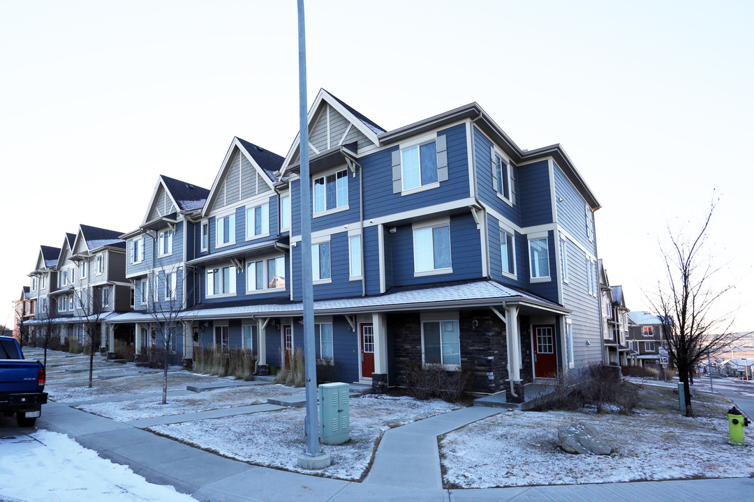 38 Evansview Gdns NW in Calgary, AB - Building Photo