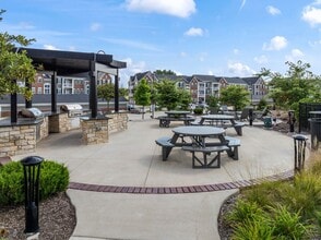 Village Place Apartments in Romeoville, IL - Foto de edificio - Building Photo