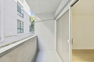 642 N West Knoll Dr. Apartments in West Hollywood, CA - Building Photo - Building Photo