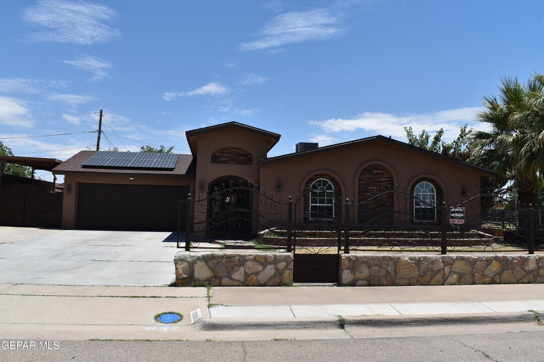 10800 Saigon Dr in El Paso, TX - Building Photo