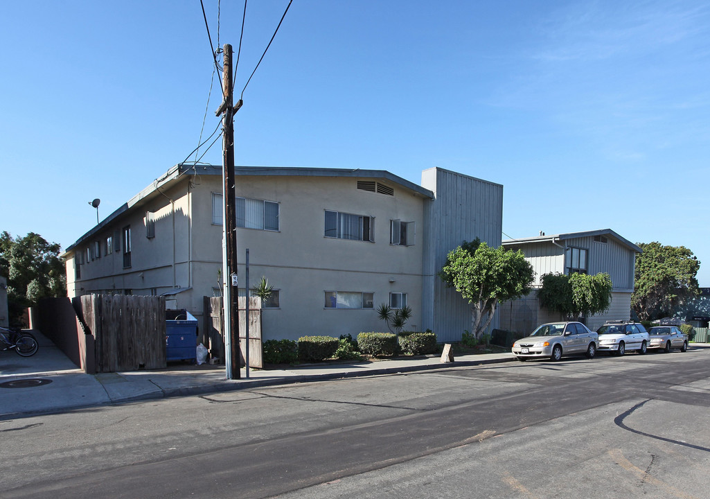 4477-4485 Valeta St in San Diego, CA - Building Photo