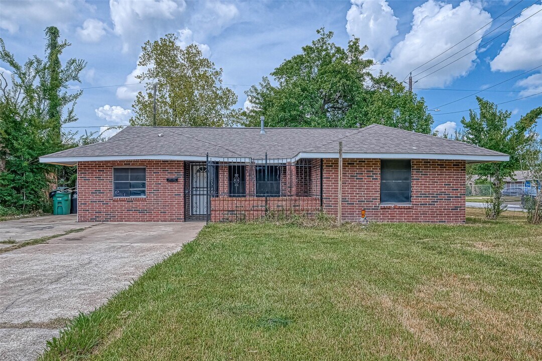 5431 Willow Glen Dr in Houston, TX - Building Photo