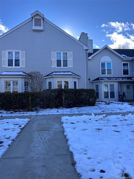 6 Olde Wagon Rd in Warwick, NY - Building Photo