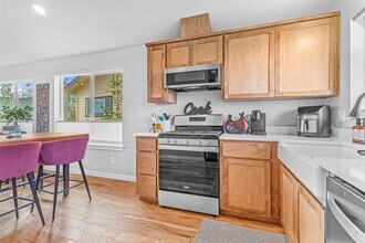 303 Gangnes Dr in Talent, OR - Building Photo - Building Photo