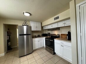 319 S Olive St in San Antonio, TX - Building Photo - Building Photo