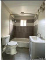 143 E Baylor St in San Antonio, TX - Building Photo