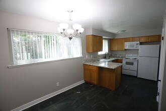 Parkside Townhomes Apartments in Sacramento, CA - Building Photo - Building Photo