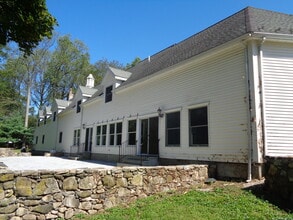 531 Hollow Tree Ridge Rd in Darien, CT - Building Photo - Building Photo