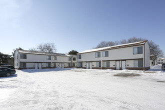 Highland Manor Apartments in Moline, IL - Building Photo - Building Photo