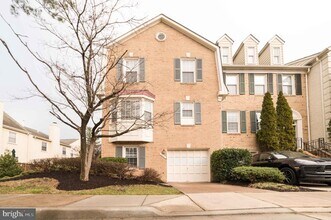 8016 Merry Oaks Ln in Vienna, VA - Building Photo - Building Photo