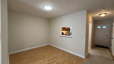 367 Hadleigh Ln in North Brunswick, NJ - Foto de edificio - Building Photo