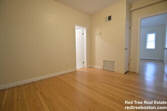 303 Hancock St, Unit 2 in Boston, MA - Foto de edificio - Building Photo