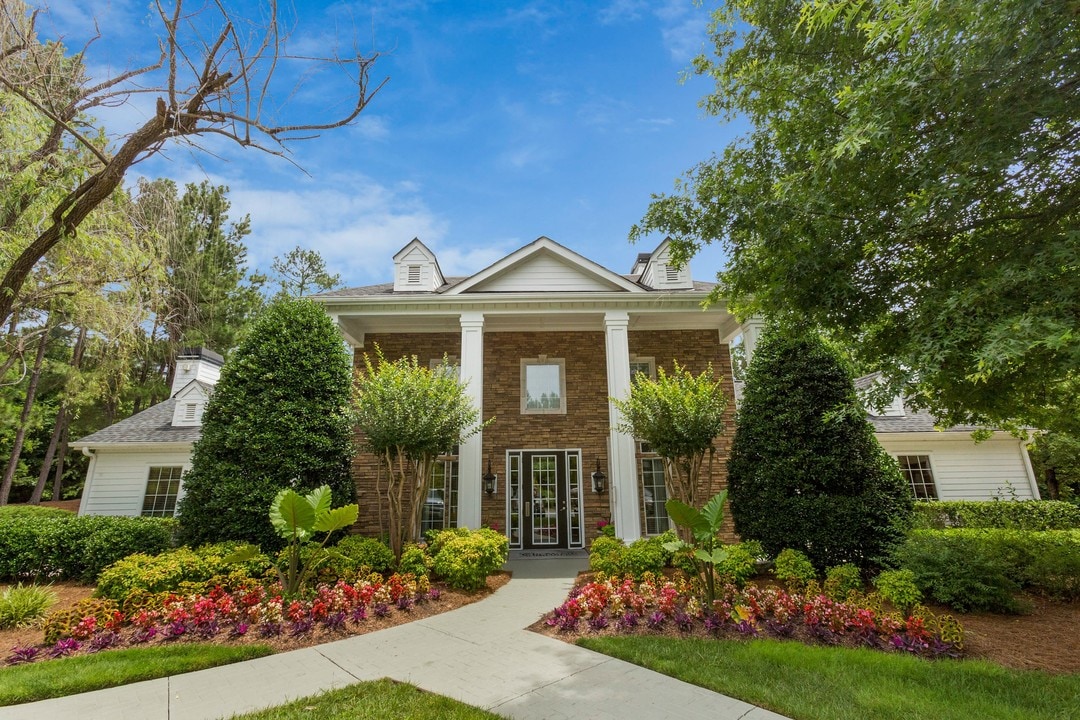 Crowne at James Landing in Jamestown, NC - Foto de edificio