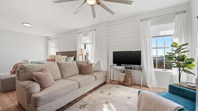 10343 E County Hwy 30A in Seacrest, FL - Foto de edificio - Building Photo