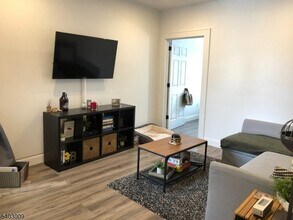 81 Glenridge Ave, Unit 2 in Montclair, NJ - Building Photo - Building Photo