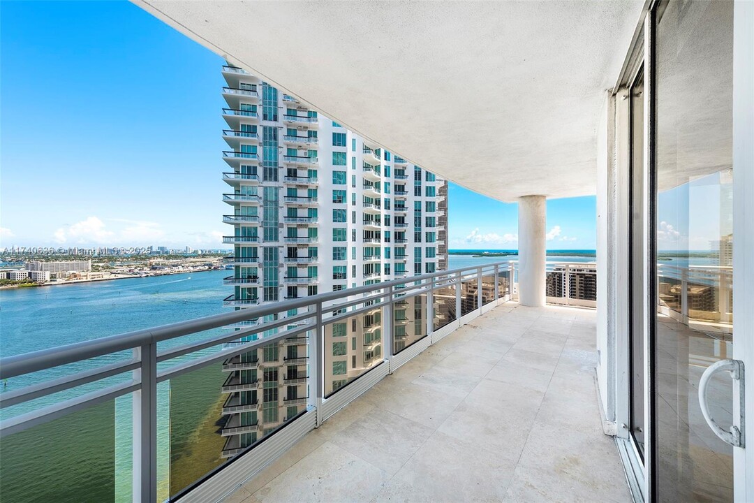 901 Brickell Key Blvd in Miami, FL - Building Photo