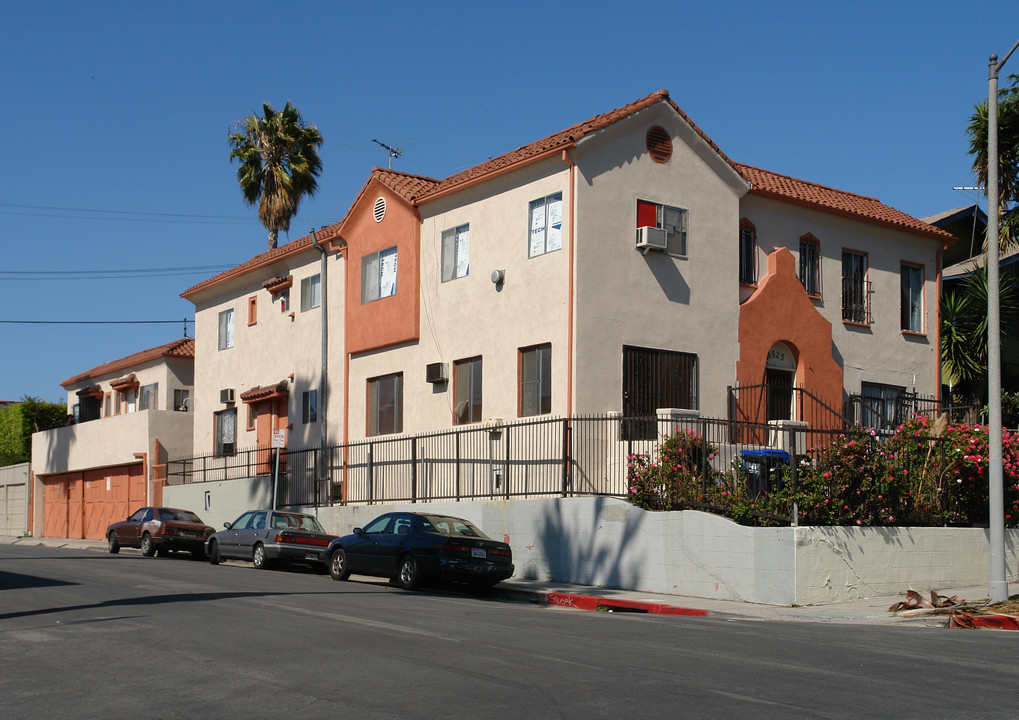 4525 Rosewood Ave in Los Angeles, CA - Building Photo