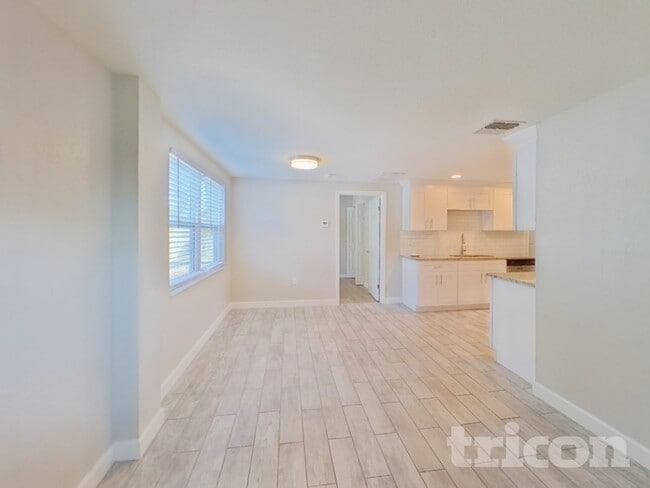 4460 49th Ave N in St. Petersburg, FL - Building Photo - Building Photo