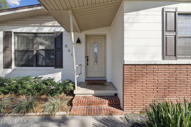 641 Mandalay Rd in Jacksonville, FL - Foto de edificio - Building Photo