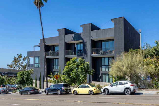 Leon At Laurel Townhomes in San Diego, CA - Foto de edificio - Building Photo