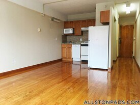 1110 Commonwealth Ave, Unit 216 in Boston, MA - Building Photo